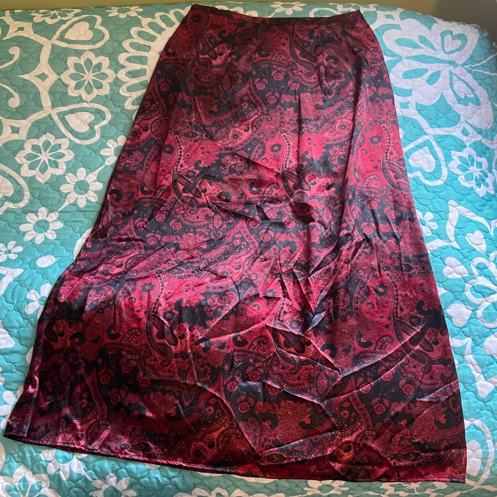 red and black paisley maxi skirt💄
